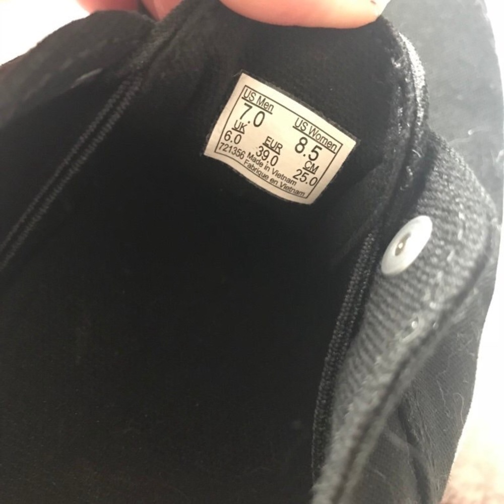 Black star stud Vans